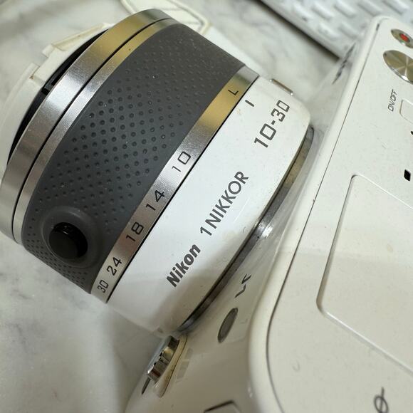 Nikon 1 J1 10.1MP Digital Mirrorless Camera White Kit VR 10-30mm Lens Lot - Picture 3 of 13